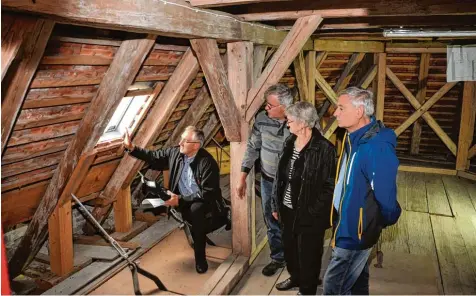  ?? Fotos: Andreas Lode (2), Sven Koukal ?? An den Balken im Dachstuhl der Kirche St. Stephan in Wollbach nagt der Zahn der Zeit. Kirchenpfl­eger Hubert Kraus und Bernhard Stöckle zeigen Katharina Rolle und Anton März (von links) das Ausmaß der Schäden.