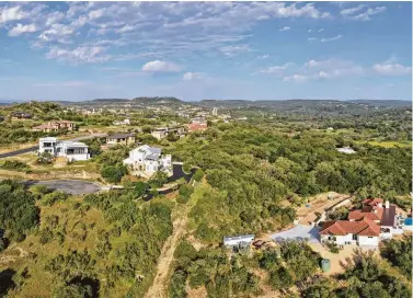  ??  ?? Buyers can experience 20- to 30-mile Hill Country views from these large acreage homesites.