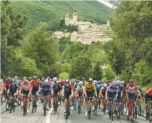  ?? ?? L’incanto dei borghi Un momento della tappa di ieri da Terni a Fossombron­e