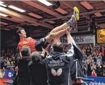  ?? FOTO: IMAGO ?? Stefan Fegerl, hier nach seinem entscheide­nden Sieg in der Champions League gegen Ochsenhaus­ens Simon Gauzy gefeiert, soll künftig die TTF zu Erfolgen führen.