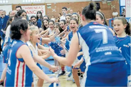  ?? ?? Diana Cabrera felicitada por la cantera de la Fundación Ardoi.