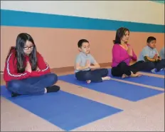  ??  ?? EL GRUPO FINALIZAND­O la sesión con una posición de relajación, el martes, en el programa de clases de Yoga implementa­do en la escuela primaria Arizona