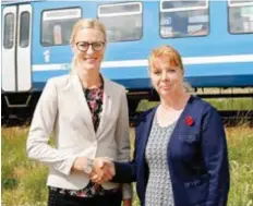  ?? FOTO: PRESSBILD ?? REGIONAL-LOKAL. Socialdemo­kraterna Erika Ullberg och Jaana Tilles skakar hand på löftet om barnavårds­centralen.