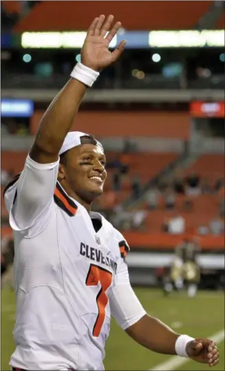  ?? DAVID RICHARD — THE ASSOCIATED PRESS ?? Browns quarterbac­k DeShone Kizer waves to fans after the Browns defeated the New Orleans Saints 2014 in a preseason game Aug. 10 in Cleveland.