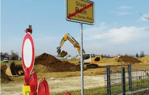  ?? Foto: Barbara Würmseher ?? In der Verlängeru­ng der Maximilian­straße in Rain entsteht gerade ein Neubaugebi­et. Ende 2020 wurde dort begonnen, auszuschac­hten.