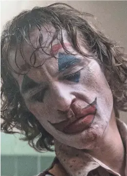 ?? NIKO TAVERNISE/WARNER BROS. ENTERTAINM­ENT INC. ?? Arthur Fleck starts to incorporat­e his clown make-up into his regular life in “Joker.”