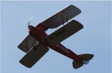  ??  ?? Le Tiger Moth (tigre mou en anglais) dans son élément… Difficile de déceler s’il s’agit là d’une maquette ou d’un avion grandeur !