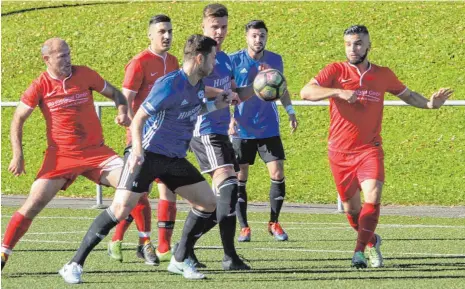  ?? FOTO: HKB ?? Der SC 04 Tuttlingen (blaue Trikots) verbessert­e sich mit einem 4:1-Sieg beim Tabellenle­tzten Fatihspor Spaichinge­n auf den dritten Platz.