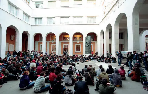  ??  ?? Il cortile del Bo Studenti dell’università di Padova durante un’assemblea. Da lunedì saranno sospese le lezioni a scopo precauzion­ale
