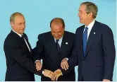  ??  ?? 28 maggio 2002 Il premier Berlusconi testimone della stretta di mano tra il presidente russo Putin e il presidente Usa Bush dopo il vertice di Pratica di Mare