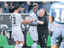  ?? FOTO: DIRK PÄFFGEN ?? Ein Ball für den „General“: Lars Stindl und Breel Embolo feiern Rolf Hülswitt.