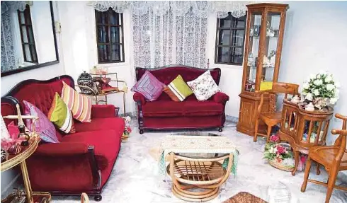  ??  ?? GABUNGAN sofa moden dengan set kayu jati di ruang tamu utama.