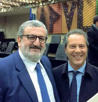  ??  ?? Il presidente e l’ex sindaco Michele Emiliano con Francesco Spina, candidato alla Camera del Pd