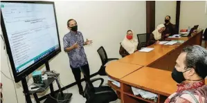  ?? ALFIAN RIZAL/JAWA POS ?? AGAR SKILL SESUAI KEBUTUHAN: Bambang Setiawan, salah seorang pelaku industri, memberikan masukan saat sinkronisa­si kurikulum di SMKN 6 Surabaya kemarin.