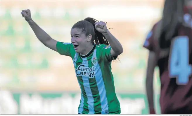 ?? ANTONIO PIZARRO ?? La bética Violeta Quiles celebra su gol, el 2-0, ante la sevillista Teresa Mérida.