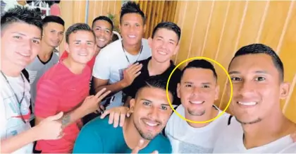  ?? CORTESÍA. ?? Ávila (en el círculo) estuvo con el equipo en Panamá, donde fue utilero y jugador.