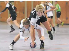  ?? FOTO: HORSTMÜLLE­R ?? Maria Grimberg (Fortuna/rechts) und die Wülfrather­in Kristin Meyer kämpfen entschloss­en um den Ball.