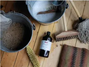  ?? ?? ”Att använda linoljesåp­a på sina golv är som att ha balsam i håret – det både vårdar och skyddar”, säger Sara Bäckman.