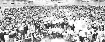  ??  ?? Petronas leaders and staff celebratin­g the achievemen­t of Pengerang Integrated Complex’s highest safe man-hours of 120 million.