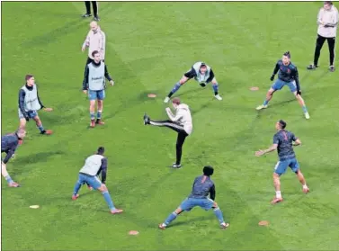  ??  ?? Los jugadores de la Juventus realizan ejercicios de calentamie­nto.