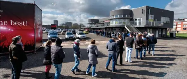  ?? FOTO'S WIM HENDRIX ?? Supporters schuiven aan op de Bosuil. Op een gegeven moment was het twee uur wachten om een ticket te kunnen kopen.