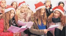  ??  ?? Die Klasse 7b des Peutinger-Gymnasiums sang Weihnachts­lieder.