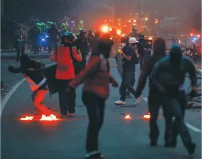  ?? / AFP ?? Durante el paro nacional, el trabajo de los periodista­s en medio de los choques ha sido de alto riesgo.