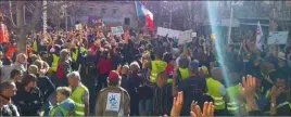  ?? (Photo M. G.) ?? Place Puget, les manifestan­ts se sont figés quelques instants les mains en l’air : un « frozen » pour dénoncer « l’inaction de l’Etat ».