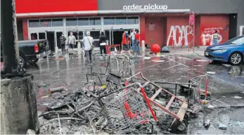  ?? FOTO: JIM MONE/DPA ?? Nach einer Nacht der Unruhen und Proteste gegen den gewaltsame­n Tod des Afro-Amerikaner­s George Floyd kam es in Minneapoli­s zu Plünderung­en und Zerstörung­en wie hier vor einem Supermarkt.