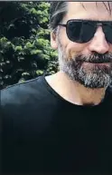  ??  ?? Nikolaj Coster-Waldau haciénddos­e una selfie a petición de una fan