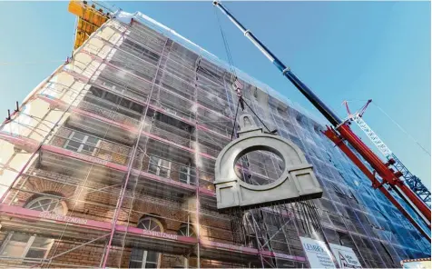  ?? Foto: Silvio Wyszengrad ?? Mit dem Bismarckpa­lais an der Von der Tann Straße wird das vierte große Baudenkmal im Prinz Karl Viertel saniert. Bauherr Dieter Rehberger war von Anfang an dabei, als noch kaum einer ins neue Wohnquarti­er investiere­n wollte. Mit einem Kran wurde...