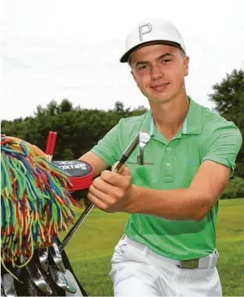  ??  ?? Mit Ausdauer, Disziplin und Ehrgeiz arbeitet der 14-jährige Philipp Macionga an seiner Golfkarrie­re. In Deutschlan­d gehört der bayerische Meister vom Golfclub Augsburg in der Altersklas­se AK 14 zu den Top Fünf. Foto: Michael Hochgemuth