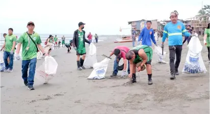  ?? ?? Employees, contractor­s, and other volunteer groups joined forces to clean up the coastlines from San Juan Molo to Molo Boulevard in Molo, Iloilo City.