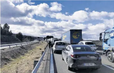  ?? EL PERIÓDICO ?? Retencione­s kilométric­as por las protestas con tractores, ayer en la autovía de Madrid, a la altura de Calatayud.