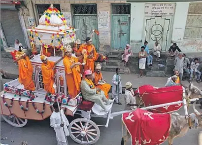  ?? RAJESH KUMAR SINGH / AP / ARXIU ?? Processó de jainistes en una festa religiosa que celebra l’aniversari d’un dels seus profetes