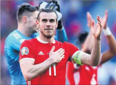  ??  ?? MISIÓN CUMPLIDA. Bale, ayer, agradecien­do el apoyo de la afición de su país tras el partido.