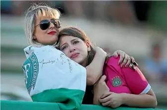  ??  ?? Fans consoled one another at Chapecoens­e stadium after learning of the tragedy.