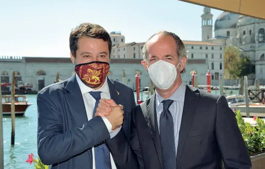  ?? (foto Vision) ?? Mascherine Matteo Salvini e Luca Zaia, ieri mattina, sulla terrazza dell’hotel Monaco a Venezia, Salvini con la mascherina «serenissim­a», Zaia con quella neutra