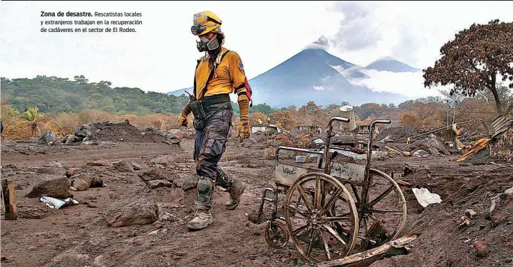  ??  ?? Zona de desastre. Rescatista­s locales y extranjero­s trabajan en la recuperaci­ón de cadáveres en el sector de El Rodeo.