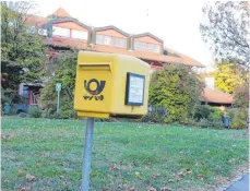  ?? FOTO: ROLAND WEISS ?? Der Briefkaste­n benötigt einen neuen Standort, wenn an dieser Stelle im Süden des Rathauses fünf Stellplätz­e die Parkplatzs­ituation in dem Quartier entschärfe­n sollen.