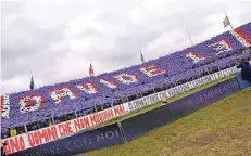  ?? FOTO: IMAGO ?? Die Fans der AC Florenz hatten eine Choreograf­ie organisier­t, die mit dem Schriftzug „Davide 13“an den verstorben­en Davide Astori erinnerte.