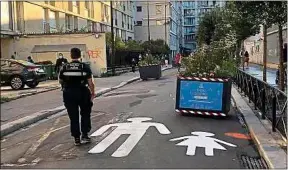  ??  ?? La rue Tandou, dans le 19e, fait partie des 122 «rues aux écoles».