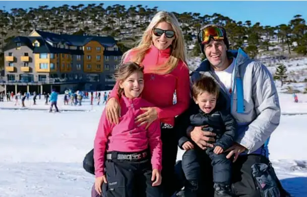  ??  ?? La modelo viajó a Neuquén con su pareja Emanuel Moriatis, y sus hijos Jazmin y Constantin­o. Madre e hija se deslizaron juntas por la montaña nevada.