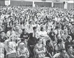  ??  ?? Parents and teachers during the opening ceremony of the Hari Permaufaka­tan Ibu Bapa programme.