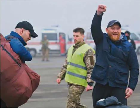  ?? (YEVGEN HONCHARENK­O/EPA) ?? Un des hommes libérés sous la supervisio­n de l’OSCE au checkpoint Mayorsk, sur la ligne de front entre les séparatist­es et les forces gouverneme­ntales.