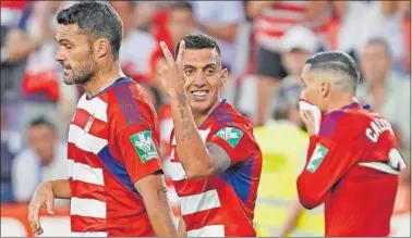  ?? ?? Uzuni celebra el doblete con el Granada frente al Mirandés.