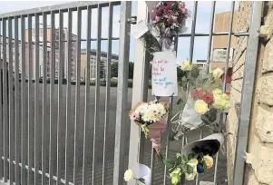  ?? | PHOTO : OUEST-FRANCE ?? Aux grilles du lycée Bellevue du Mans, des fleurs et des petits mots ont été accrochés, ce samedi, après le drame survenu vendredi.