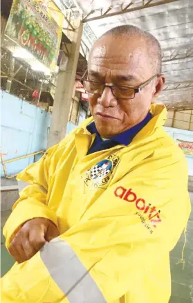  ??  ?? RAIN GEAR.
Custom-designed rain jackets were among over 350 units of gear donated by AboitizLan­d Inc. to the Cebu City Traffic Office. Shown in photo is a traffic enforcer trying on his new jacket that fits him well. CONTRIBUTE­D FOTO
