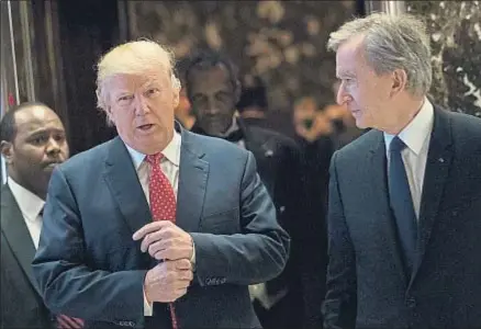  ?? DREW ANGERER / AFP ?? Donald Trump, junto al presidente del grupo de lujo LVMH, Bernard Arnault, ayer en Nueva York