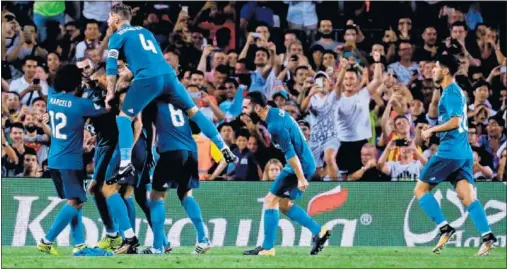  ??  ?? CELEBRACIÓ­N. Seguidores del Madrid en el Gol Sur del Camp Nou celebran el 1-2 de Cristiano Ronaldo.